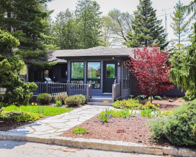 2 Bedroom 1BA House Vacation Rental in The Gardenhouse Cottage One, Wasaga Beach,...