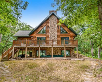 2 Bedroom 2BA Cabin Vacation Rental in River Woods Retreat , Lyndon Station, WI