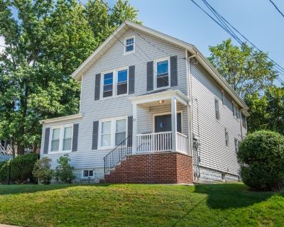 23 Verona Pl, 2. SECOND FLOOR Unit-Move in Ready! ONE BEDROOM PLUS Bonus room perfect for Office/Guest space! Updated Kitchen complete with granite counters and stainless steel appliances- Updated Bath- Hardwood Floors throughout- Tastefully Updated Bath -Dinning Room Living Room-Fresh Neutral Tone Paint-Big Windows- Beautiful afternoon light! Steps to Verona Park the center of Town- Washer and...