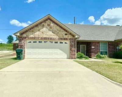 3 Bedroom 2BA 1274 ft Pet-Friendly Apartment For Rent in Tyler, TX
