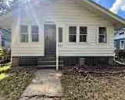 2 Bedroom 1BA 900 ft² House For Rent in Champaign, IL 1305 1/2 N Champaign St