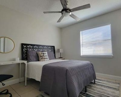 Private room with shared bathroom in a House, Orlando, FL 32822
