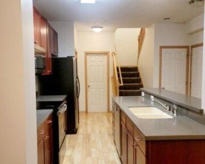 3 Bedroom 2.5BA House For Rent in Maplewood, MN