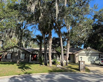 Available on: now. Furnished. Pet friendly. Parking available * Internet included * Cat friendly * 40+ years welcome. Spacious Home with large private bedroom. 8 minutes to the beach. Available for February 1st 2025. Room for a king size and a desk. Furnished or unfurnished. Close to Central Ormond Beach, Beautiful wooded quiet setting on a culdesac. Short walk to Tomoka State park. Super peace...