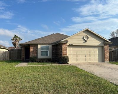 1207 Sacramento. Property for Rent in Portland, TX for $1,895 with 3 bedrooms and 2 full baths. This 1,367 square foot property was built in 2007 on a lot size of 0.14.. Welcome to this well-kept home in a quiet Portland neighborhood. Offering 3 bedrooms and 2 bathrooms, this property features an open living area, a functional kitchen with ample storage, and a comfortable primary suite. The fen...