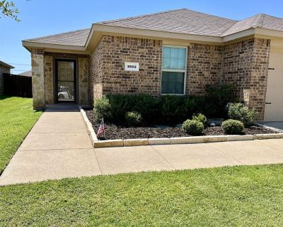 1052 Decker Dr. THIS HOME IS A MUST SEE, it's even prettier in person...Located in the highly desirable Woodcreek community and within walking distance of the community pool and park, this immaculate 4 bedroom 2 bath home has an open floorpan with a nice sized family room adjacent to the eat-in kitchen that boasts granite counter tops, a glass cooktop stove, microwave, dishwasher and stainless ...