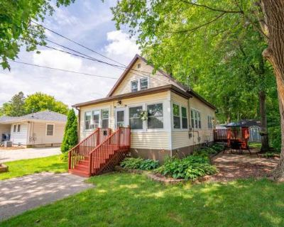 3 Bedroom 1BA 1096 ft Pet-Friendly Apartment For Rent in Madison, WI