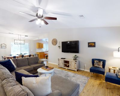 3 Bedroom 2BA House Vacation Rental in Pine Place, Oakhurst, CA