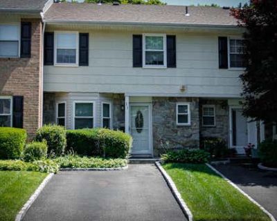 3 Bedroom 3BA 1618 ft Townhouse For Sale in JERICHO, NY
