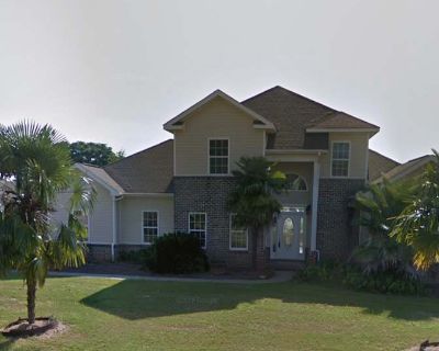 Private room with shared bathroom in a House with 2 roomies