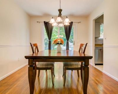 Available on: november 1. Furnished. Parking available * Internet included * Students welcome * 40+ years welcome Angela will require background checks for this room Learn more. Enjoy the comforts of your private room in the shared home during your temporary stay in the West Chester Mason area. Short-term lease options available. Private Room fully furnished with full-size bed, dresser, desk, d...