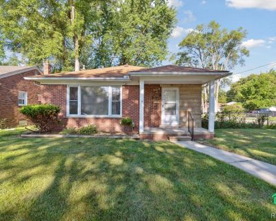 23161 Gardner Street. Property for Rent in Oak Park, MI for $2,000 with 4 bedrooms and 2 full baths. This 1,298 square foot property was built in 1953 on a lot size of 0.18.. Welcome to this spacious corner-lot home full of potential! With a few personal touches and updates, this property is ready for someone to make it their own. The main level offers generous living space, while the basement ...