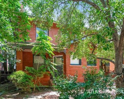 2 Bedroom 1BA 900 ft Pet-Friendly Apartment For Rent in Denver, CO