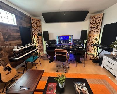 NE 1st Ave. located in District 8, center of Hallandale. Can be used as retail/flex, office, show room, storage, and industrial. entire sqft of building is 2535, leasable sqft is 300 (can use common areas if needed). INTERNET, FPL, AND CAM FEES INCLUDED IN PRICE.