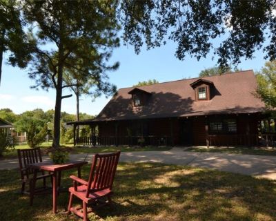 2611 Primrose Dr. WOW! do you want to live in REAL cabin?, look no further, you just find it, beautiful split level cabin, ranch style with a ton of upgrades, gourmet kitchen with plenty of cabinetry, granite counter tops and back splash matching the cabin style, breakfast area, kitchen open to the formal dining room and living room, big primary bedroom on first floor with walk in closet , all ...