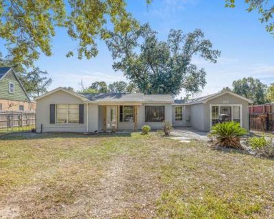 3 Bedroom 2BA 1973 ft Pet-Friendly Apartment For Rent in Lake Charles, LA