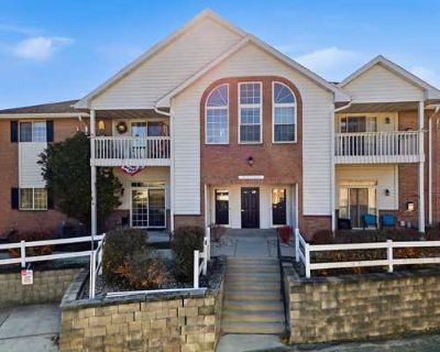 2 Bedroom 2BA 1276 ft Condominium For Sale in PEWAUKEE, WI