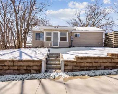 2 Bedroom 1BA 836 ft Pet-Friendly Apartment For Rent in Cedar Falls, IA