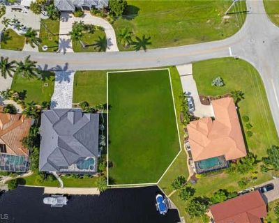 Single Family Home For Sale in PUNTA GORDA, FL