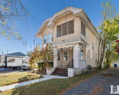 3 Bedroom 1BA 1464 ft Pet-Friendly Apartment For Rent in Toledo, OH