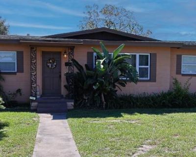 3 Bedroom 1.5BA 1199 ft Pet-Friendly Apartment For Rent in Fairview Shores, FL