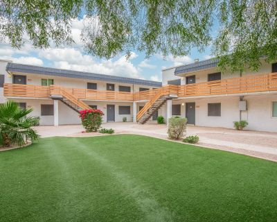 2 Bedroom 1BA 824 ft Pet-Friendly Apartment For Rent in Phoenix, AZ