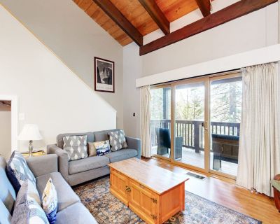 2 Bedroom 2BA Pet-Friendly House Vacation Rental in The Villas Condominiums Unit 11, Tahoe City, CA