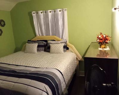 Private room with shared bathroom in a House with 1 roomie, Toledo, OH 43608