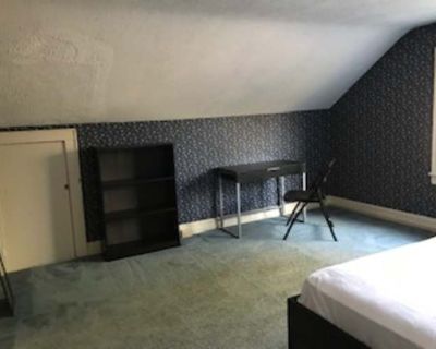 Private room with shared bathroom in a House, Winooski, VT 05404
