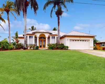 4 Bedroom 3BA Pet-Friendly House Vacation Rental in Capeside Breeze, Cape Coral, FL