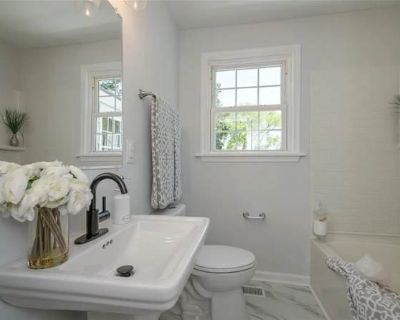 Available on: now. Unfurnished. Parking available * Internet included * LGBTQ+ friendly * Students welcome * 40+ years welcome Tye will require background checks for this room Learn more. Bright private bedroom for rent in a comfortable co-living home, situated in the Brandon Place / Norview area of Norfolk. You ll be minutes away from major employment hubs like the international airport and th...