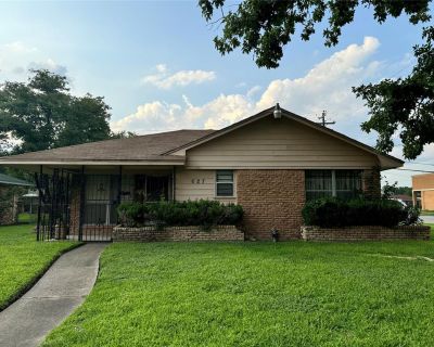 3 Bedroom 1BA 1136 ft Single-Family House For Sale in Houston, TX