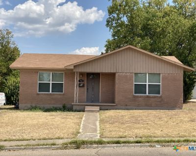 808 Florence Road. Property for Rent in Killeen, TX for $850 with 2 bedrooms and 1 full bath. This 963 square foot property was built in 1960 on a lot size of 0.17.. **2-Weeks Free Rent**This is a spacious 2 bedroom, 1 bathroom house in Killeen with updated floors, ceiling fans throughout, new refrigerator, gas range and newly renovated deck in the backyard. Washer & dryer included! House is lo...