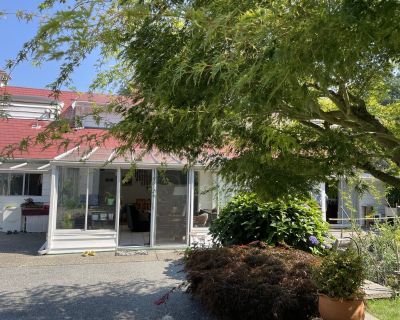 We are a married couple in our mid-40s working in the education industry. We hope to provide convenient accommodation and living for international students. We speak Chinese and English at home, and we have a puppy, a kitten, and several adorable hens. We have a beautiful, large backyard, a bus station right outside our house, and a five-minute walk from West Vancouver Secondary School, making ...