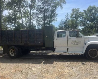 1993 Ford F700 4 DR Dump Truck