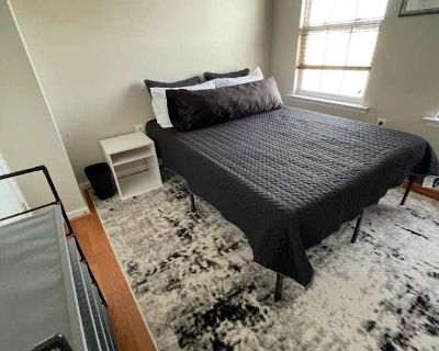 Available on: now. Unfurnished. Parking available. Private room for rent available for immediate move in! For rent: TWO upstairs bedrooms in a townhome in Leesburg great for someone who works from home and wants a private office or extra space. BOTH ROOMS ARE FOR ONE PERSON ONLY! They are identical in size (both with closets) $1,000 for both rooms + 1/3 share of utilities. Shared bathroom but o...