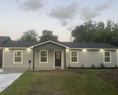 4 Bedroom 2.5BA 1439 ft Pet-Friendly Apartment For Rent in Nederland, TX