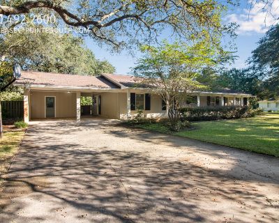 4 Bedroom 3BA 2703 ft Pet-Friendly Single-family home For Rent in Destin, FL