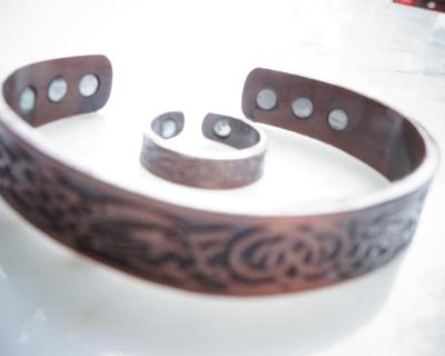 Magnetic copper bracelet with ring 1 inch wide in like new condition size adjustable delivery is possible.