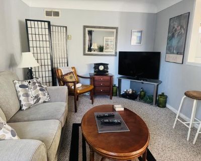 Gorge Waterway Furnished Private 1 Bedroom Lower Suite-Welcome Snow Birds