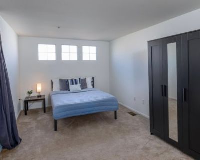 Private room with shared bathroom - San Diego , CA 92122