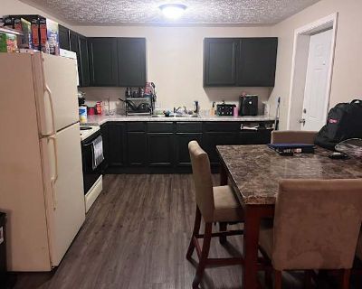Private room with shared bathroom in an apartment, Glencoe, KY 41046