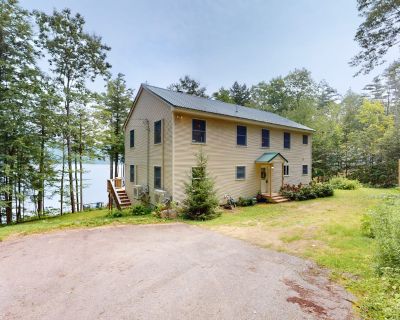 4 Bedroom 3BA Pet-Friendly House Vacation Rental in Loon Retreat, Gilmanton, NH