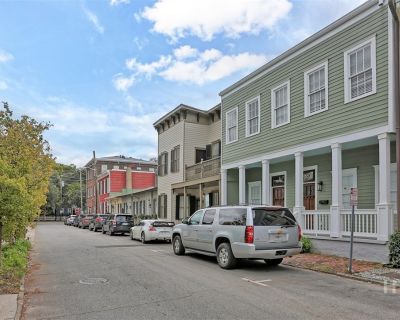 2 Bedroom 2BA 1250 ft Townhouse For Rent in Savannah, GA