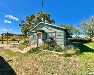 2 Bedroom 1BA 600 ft Apartment For Rent in Lytle, TX