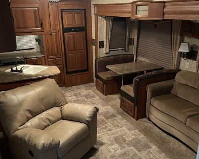 33ft 2011 Keystone Cougar High Country 5th wheel camper.