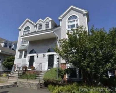 2 Bedroom 2.5BA 1780 ft Apartment For Rent in Danbury, CT