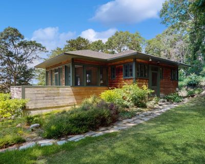 3 Bedroom 1.5BA House Vacation Rental in Waquoit Bay Bungalow, East Falmouth, MA