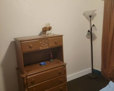 Available on: now. Furnished. LGBTQ+ friendly Michael will require background checks for this room Learn more. Row house in very walkable neighborhood. We will be traveling for much of winter so you will have house to self a lot of time. Rent $450 per month Bills Not included Security deposit $450 Property type House Room furnishing Furnished Preferred gender Males Available on Now. Older gay m...