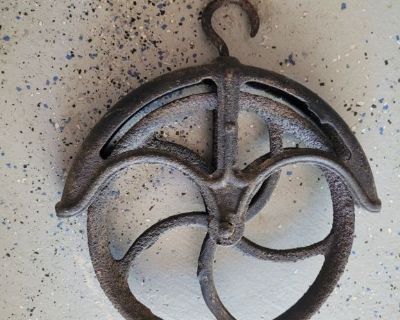Antique CAST IRON Well Farm Rope Hoist Pulley STEAMPUNK Barn Tools Swivel Tickle